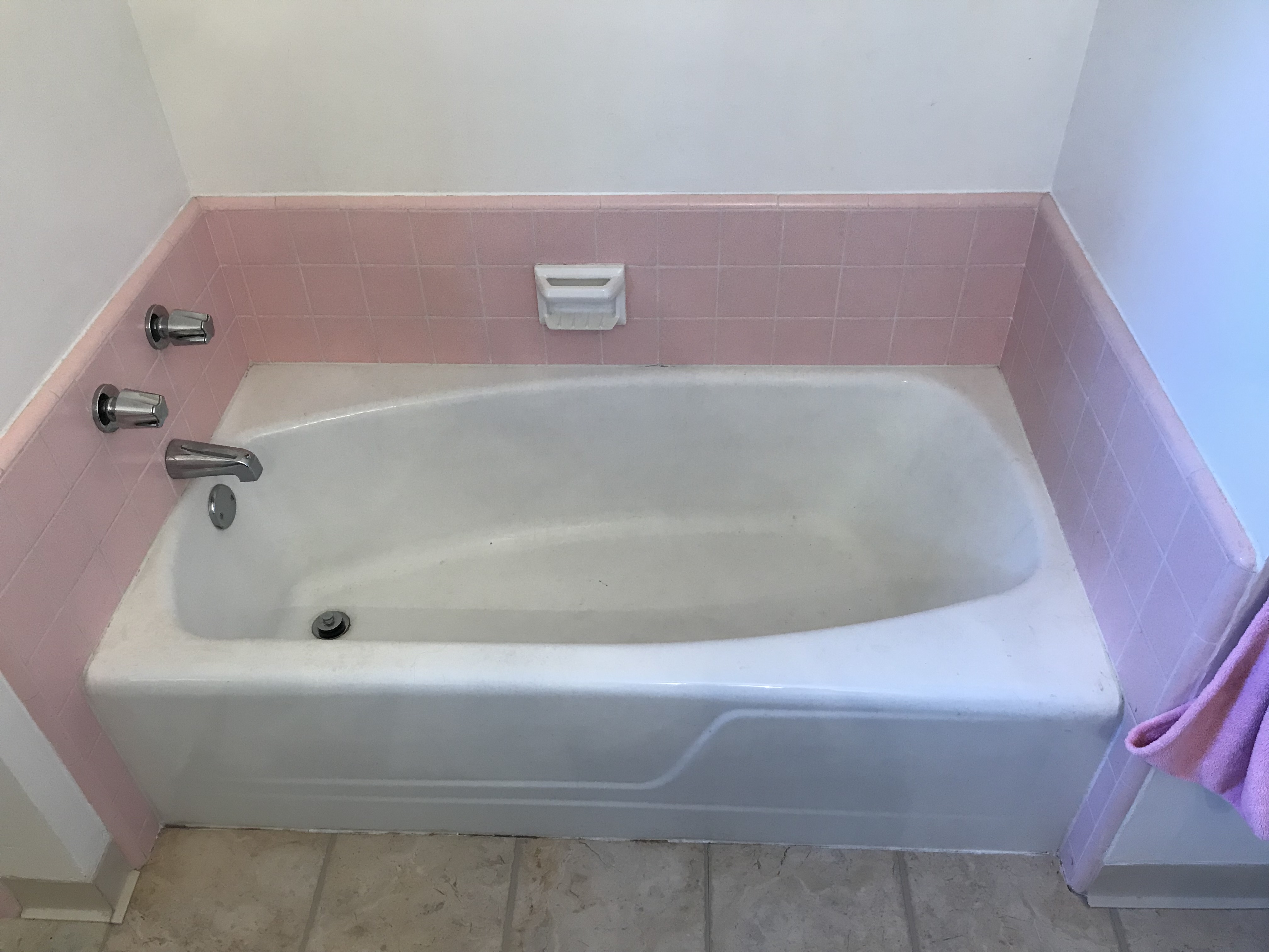 Bathtub refinishing and tile resurfacing before - NuFinishPro
