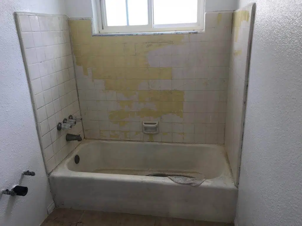 Bathtub refinishing and tile resurfacing before - NuFinishPro