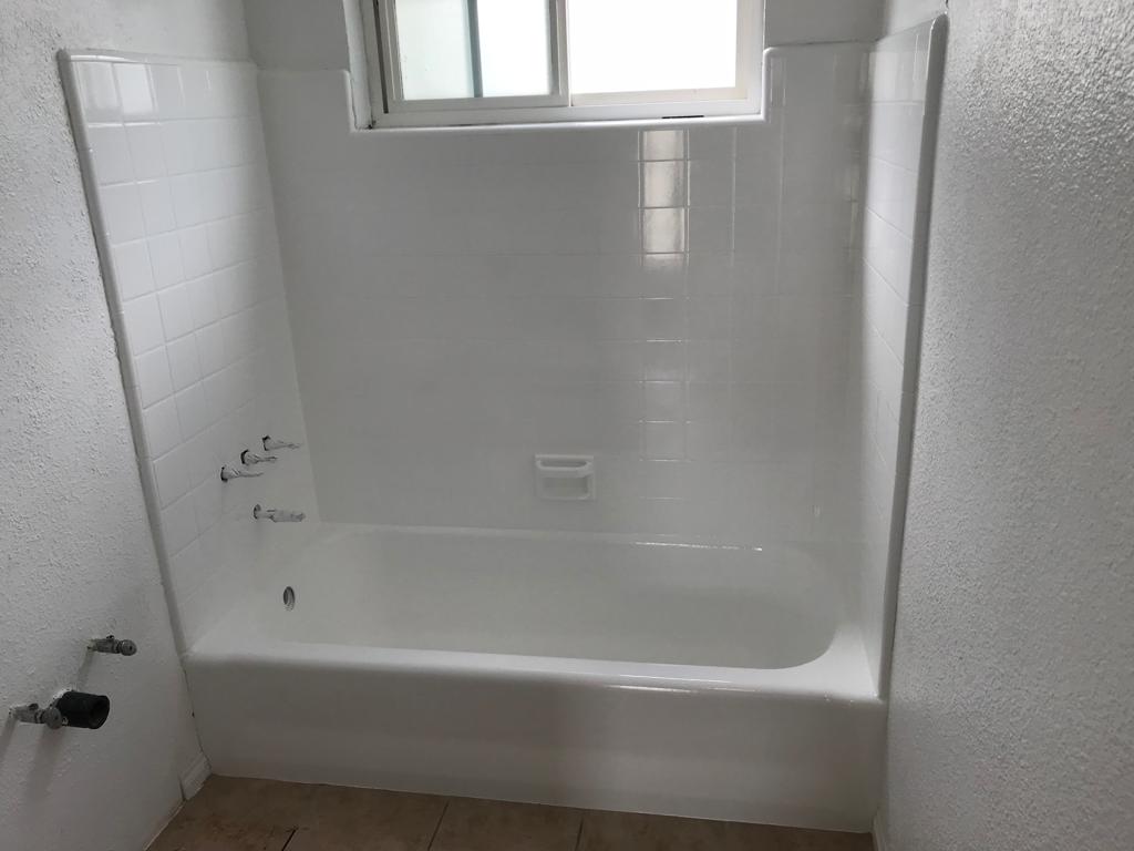 Athchríochnú Bathtub agus athdhromchlú tíl tar éis - NuFinishPro