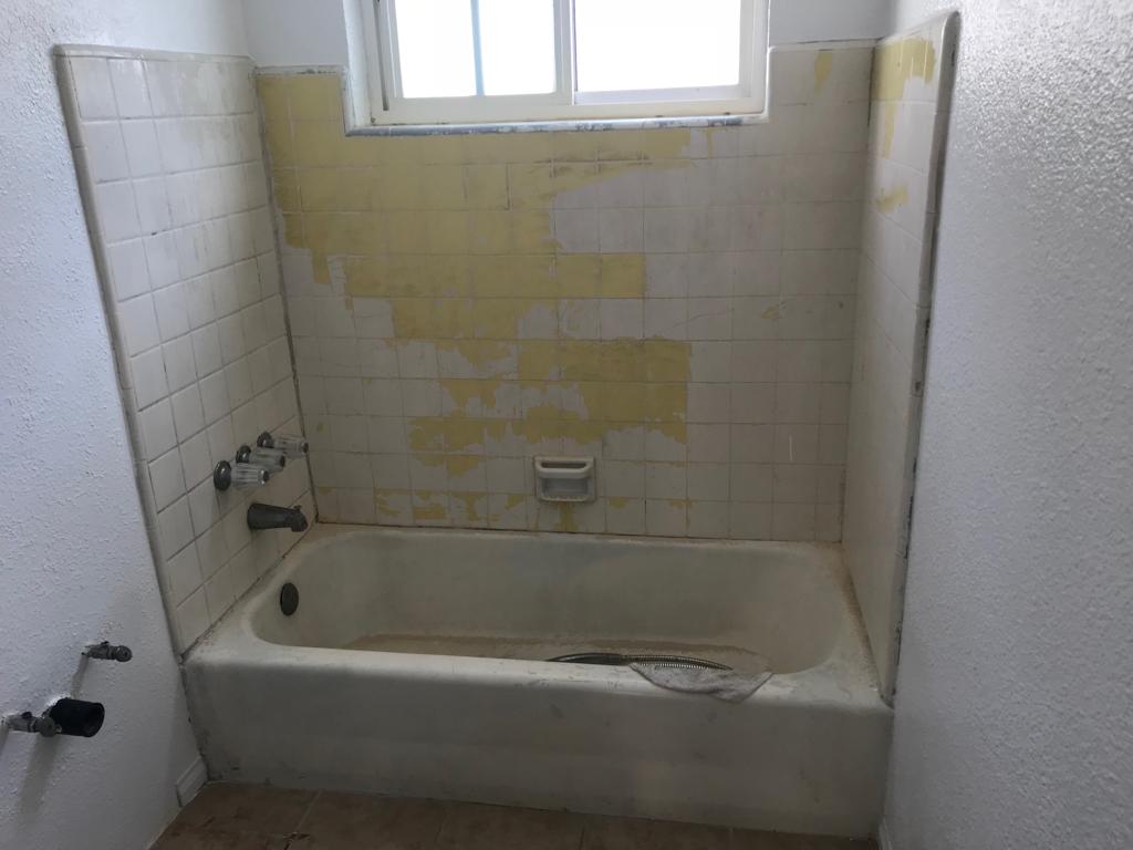 Rifinitura della vasca da bagno e rifacimento delle piastrelle prima - NuFinishPro