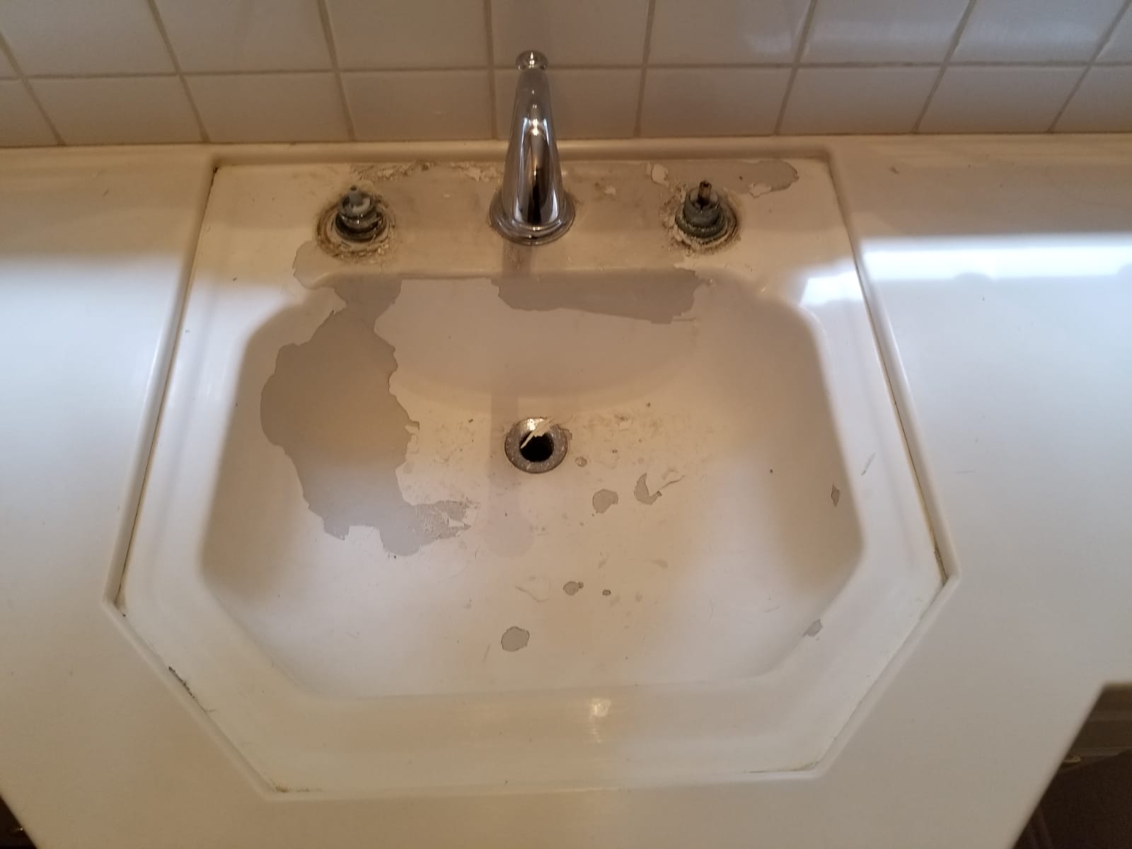 Bathroom refinishing, sink resurfacing before - NuFinishPro