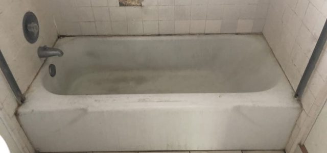 Bathtub Refinishing Before Work Done - NuFinishPro