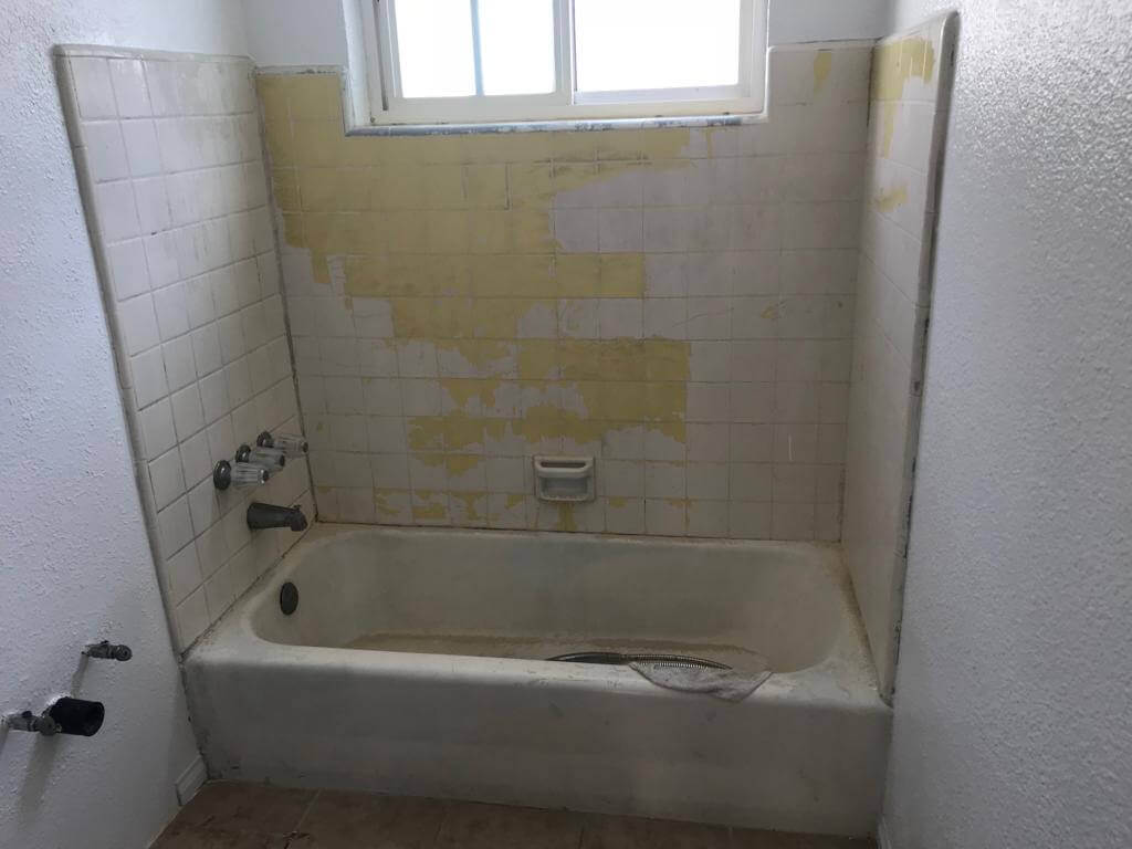 Rifinitura della vasca da bagno e rifacimento delle piastrelle prima - NuFinishPro