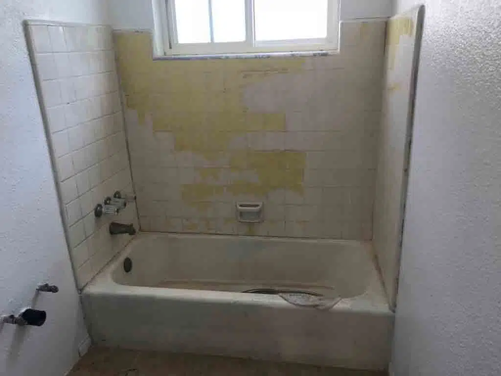 Bathroom before bathtub refinishing and tile resurfacing