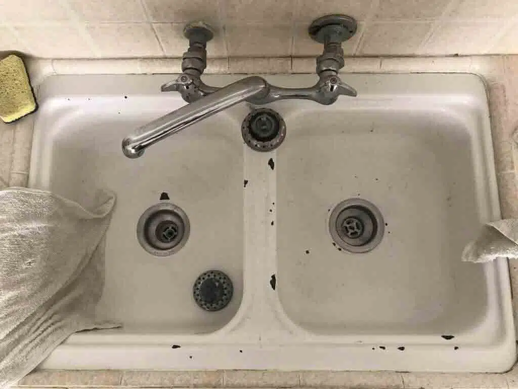 Kitchen sink before sink reglaze